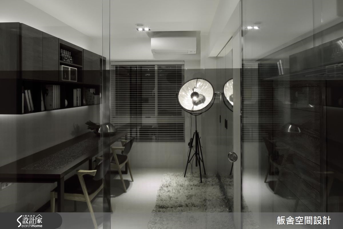 以白色系作為空間基底，彷彿是一塊創作的畫布，米白、